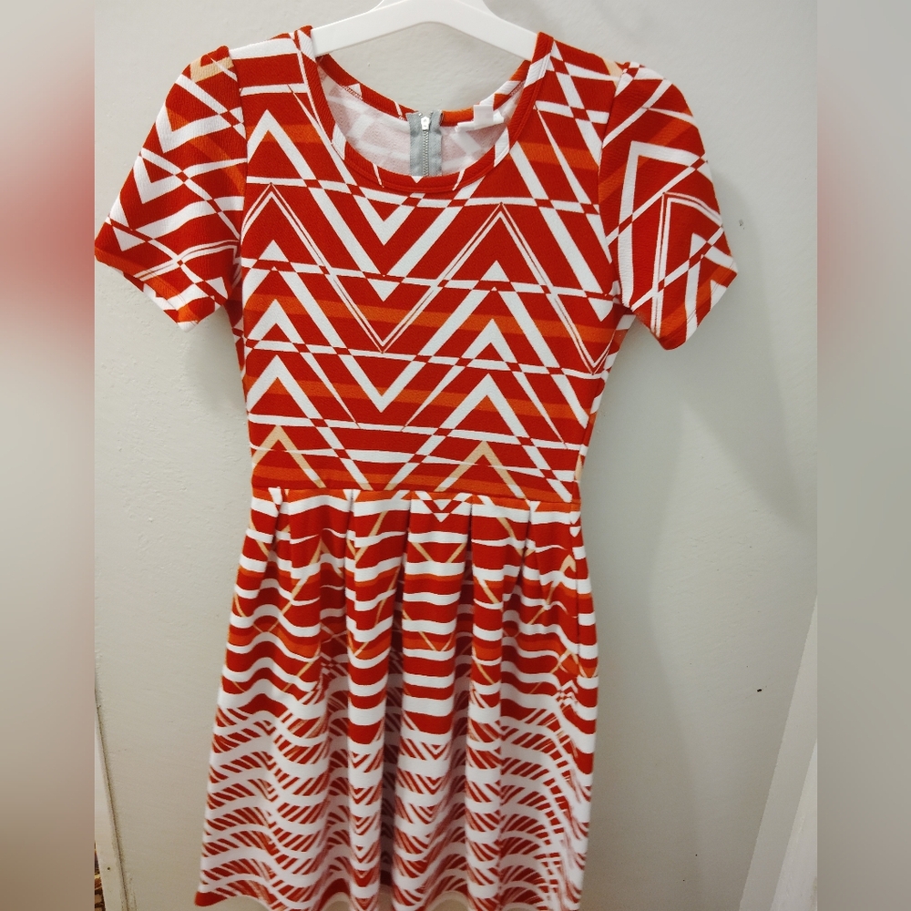 🦋LuLaRoe Red and White Geometric Top